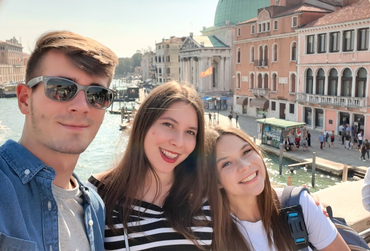 Фото с Венеции. Я- крайняя, рядом со мной - девочка с Украины. Тогда мы и выяснили, что они считают, что Украина=Россия. Парень с Америки(а то снова скажете, что я не отличаю итальянцев :D )