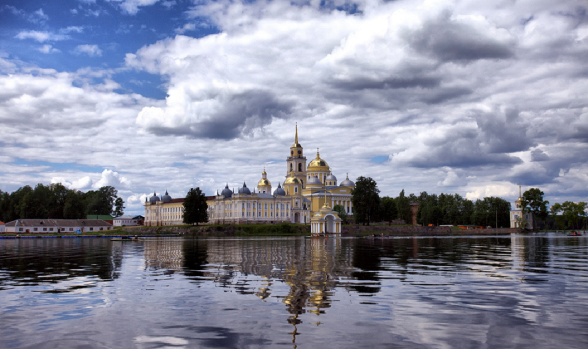 Следует учесть, что за последние годы, по сравнению с советскими временами, значительно улучшилась инфраструктура отрасли туризма в нашей стране. Курорты и города, привлекательные для туристов, располагают сегодня прекрасными отелями.

Гостиничные комплексы, дома отдыха, пансионаты оснащены бассейнами и спа-салонами, фитнес-центрами и современными банными комплексами, теннисными кортами и залами для боулинга.

Если вы решите, к примеру, отдохнуть на Селигере, вас ждут многочисленные заманчивые развлечения, здесь каждый отдыхающий найдет занятие по душе. Любители активного отдыха смогут насладиться конными прогулками, поездками на водных мотоциклах и катамаранах. Рыбакам и охотникам придутся по душе трофеи, которые можно добыть с удочкой или ружьем. А сколько удовольствия доставит подлинная русская баня с печью, которую топят березовыми дровами!