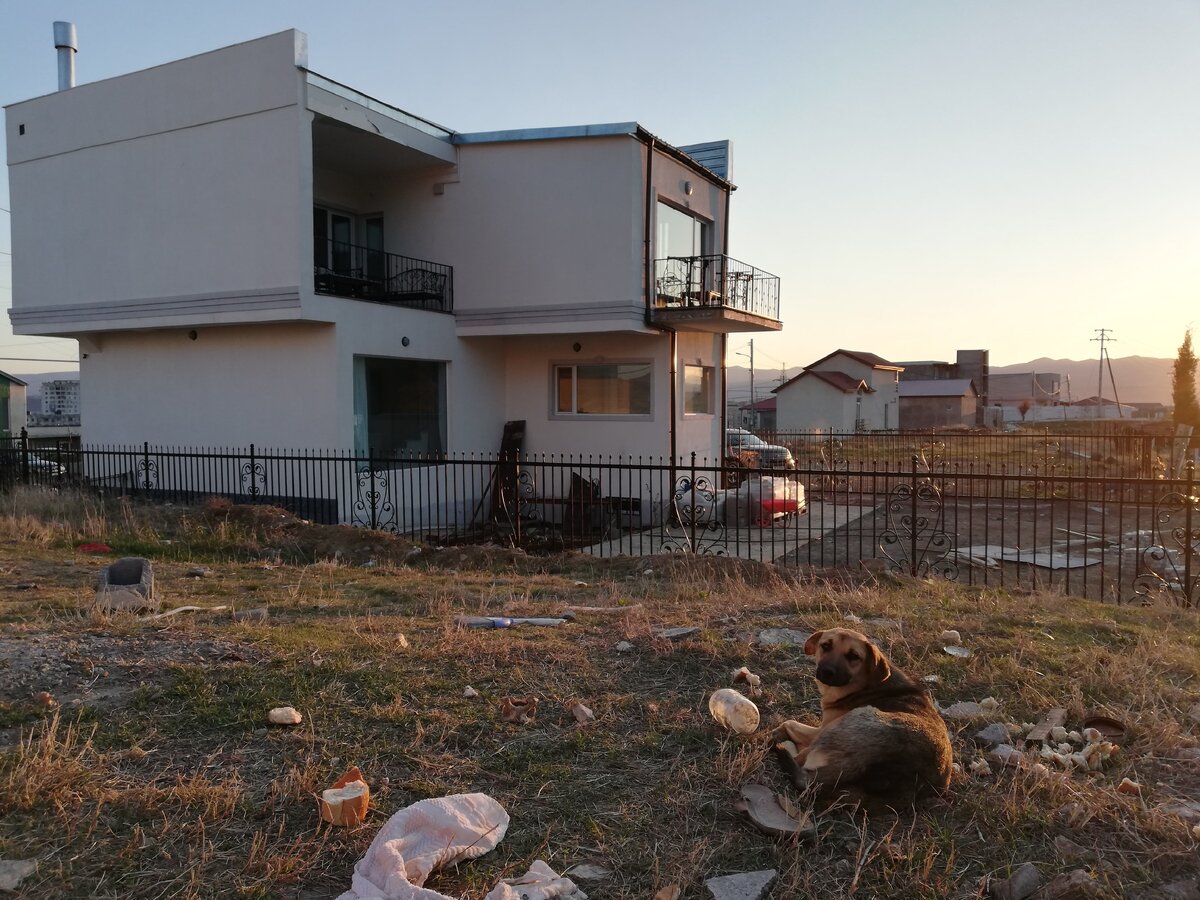 Один из самых хорошо построенных домов в нашем районе. Вокруг, правда, помойка, но виды из окна на озеро вполне приличные