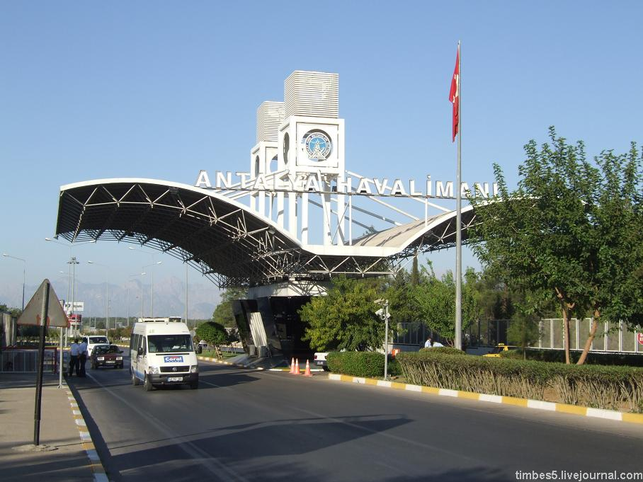 Въезд в аэропорт напоминает птицу. 