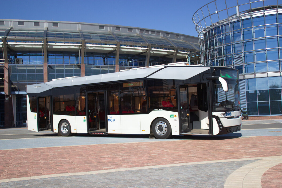 Внешний вид электробусов производства «МАЗ» (белый),производства «Белкоммунмаш» (желтый и зеленый)