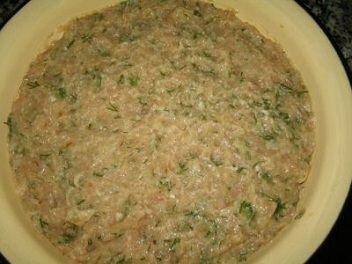     Для приготовления "Ласточкиного гнезда" нам потребуется фарш. Можно покупать уже готовый, можно приготовить самим, главное, чтобы он был мелко рубленный. Так что прокрутим-ка мы для верности фарш через мясорубку или измельчим в блендере.        Отделяем от ломтиков хлеба мякиш и заливаем его в тарелке молоком или сливками. Размешаем и разомнём его, чтобы он скорее пропитался. А затем переложим содержимое в чашу блендера.   Очищаем 1 луковицу, промываем её проточной водой и, порезав крупными кусками, отправляем тоже в блендер. Очищенный чеснок давим через пресс в будущий фарш. Включаем блендер и как следует прокручиваем, чтобы измельчить луковицу и получить однородную массу.        Выкладываем фарш в глубокую тарелку, добавляем по вкусу соли и специй, а также мелко нарезанную зелень, как следует всё перемешиваем и отправляем в холодильник на 10-15 минут, чтобы фарш "схватился".   