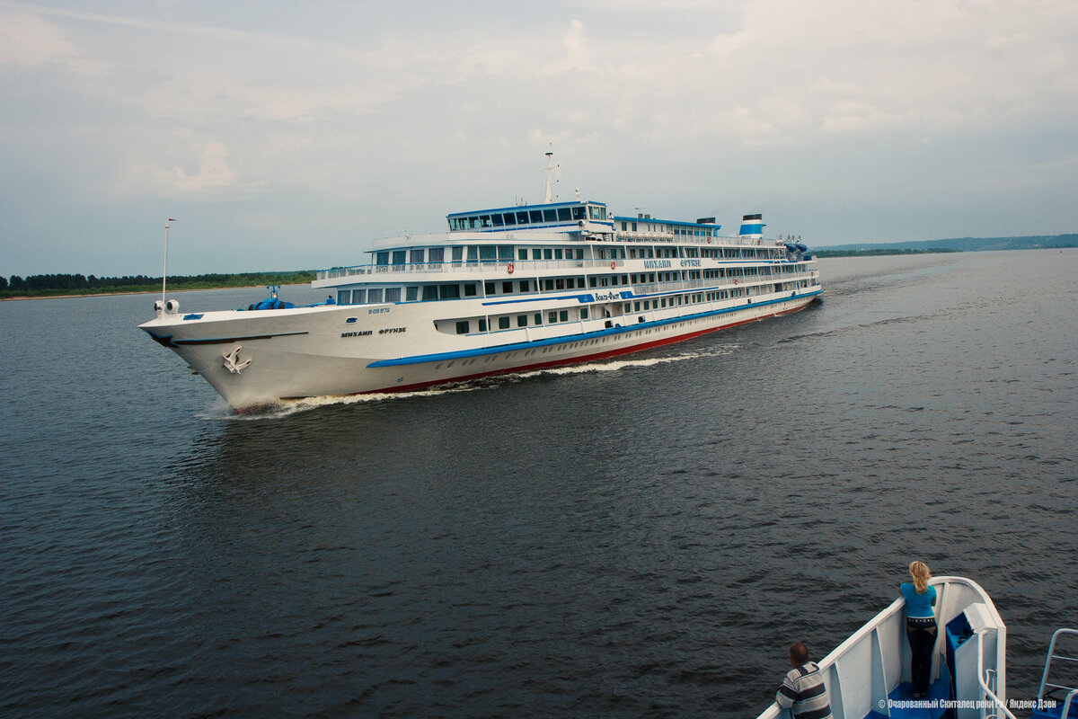 На встречном курсе - т/х "Михаил Фрунзе"