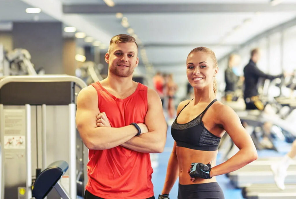 Многие молодые ребята ходят в зал, чтобы стать стройными и красивыми