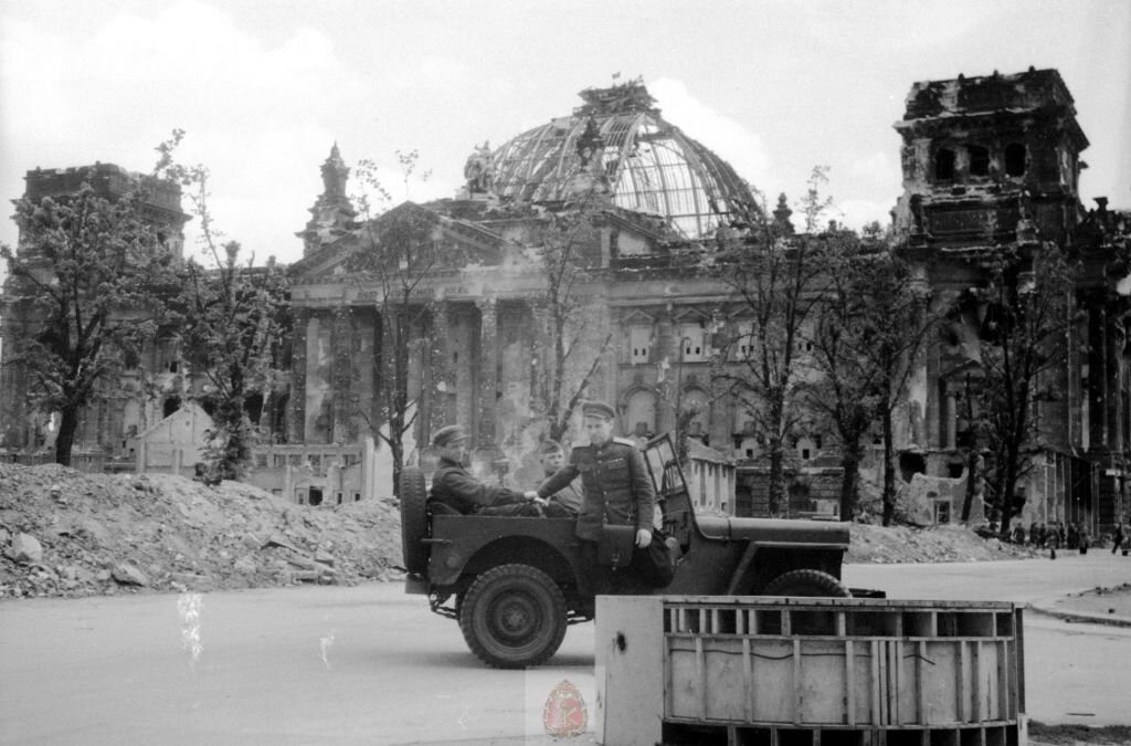 П.Н. Логинов у поверженного рейхстага. Берлин, май-июнь 1945 г.