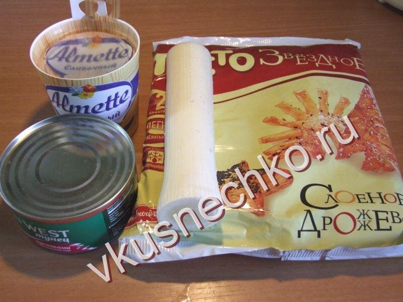 Рулет из слоеного теста с тунцом и луком пореем (ингредиенты для приготовления) 