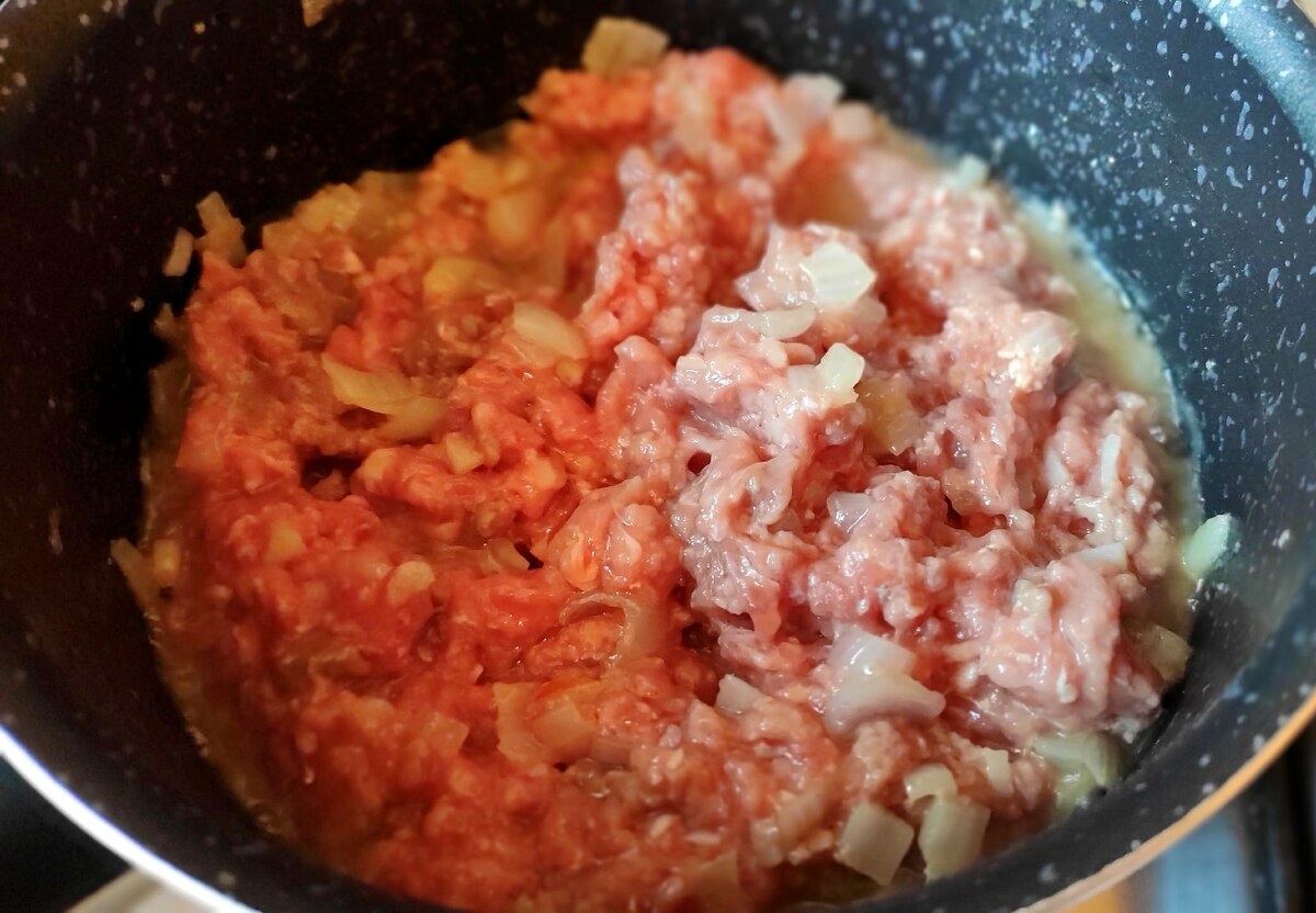 Фото автора канала Журнал о бытовом. Добавляем фарш, немного подсаливаем.