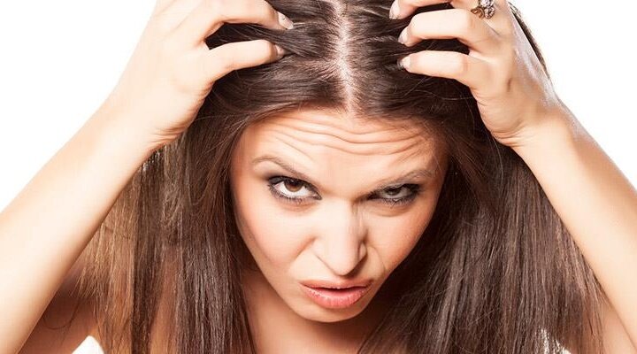 Мы заботимся о коже и волосах всего тела. Мы используем разнообразные косметические средства, чтобы выглядеть здоровыми, красивыми и чувствовать себя хорошо. К сожалению, мы часто забываем, что правильного ухода требует и кожа головы. Именно здесь мы находим причины многих заболеваний, в том числе перхоти. Именно здесь мы видим эффекты увеличения производства кожного сала, которое вызывает жирные волосы, хотя обезвоженная кожа головы все еще зудит. Откуда эта проблема и как с ней бороться?