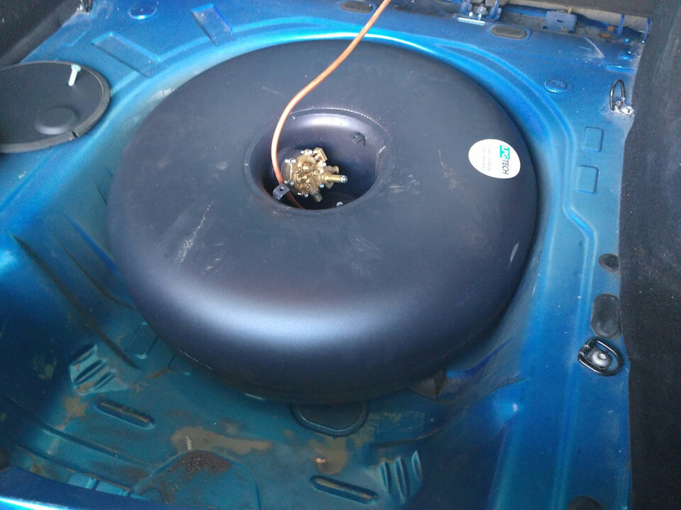 Сначала баллон. 53 литра вошли впритык. Немного выпирает вверх на пару сантиметров, но это решаемый вопрос — подкладка из пенопласта по бокам 