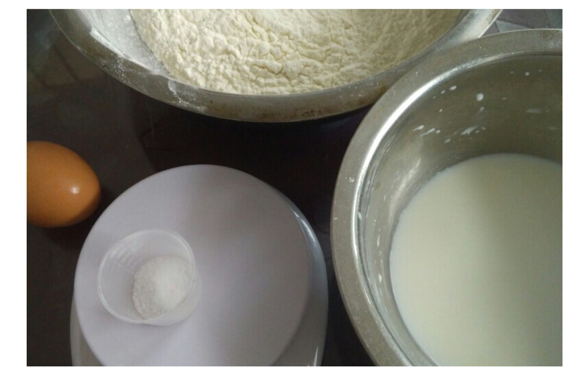 В миску с мукой разбиваем яйцо...