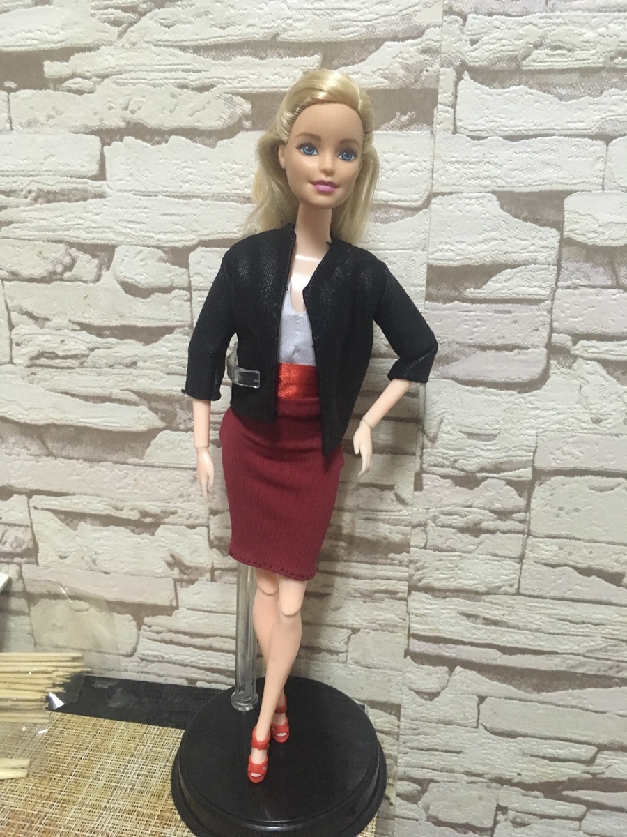 Под «курточкой» у нас белая блуза. 