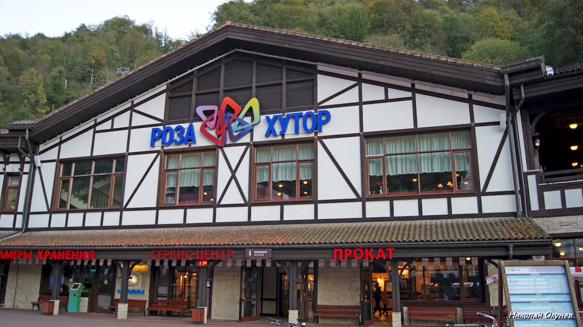 1. Здание «Мзымта Двор» на Площади Мзымта в Эсто-Садке.