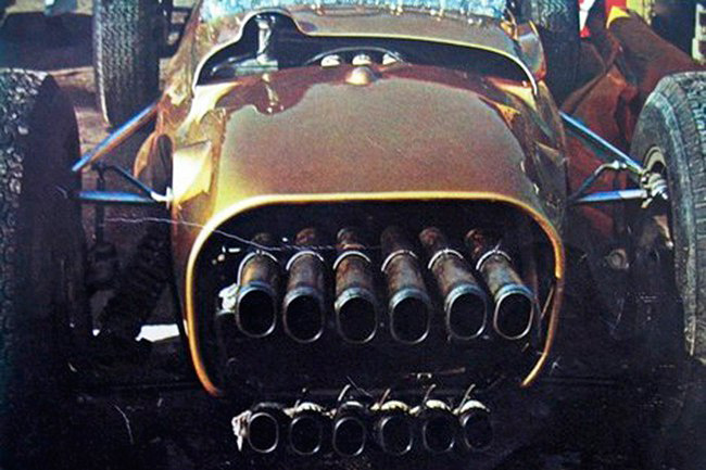 В начале 1960-х Honda была известна больше как производитель мотоциклов, что и объясняет такую конструкцию