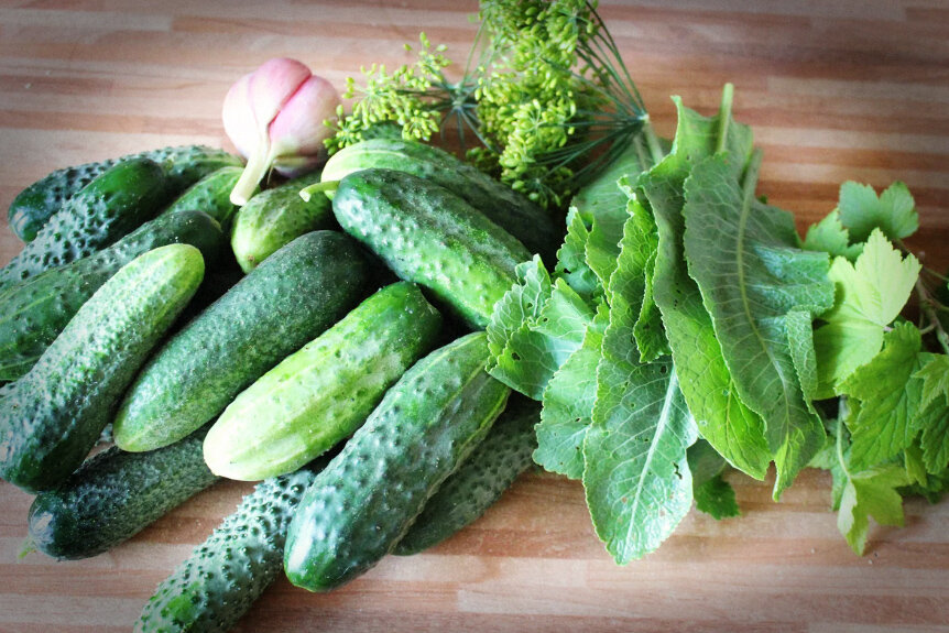 Подготовка ингредиентов для засолки огурцов в пакете