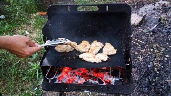 Готовка мяса на антипригарном мате.
