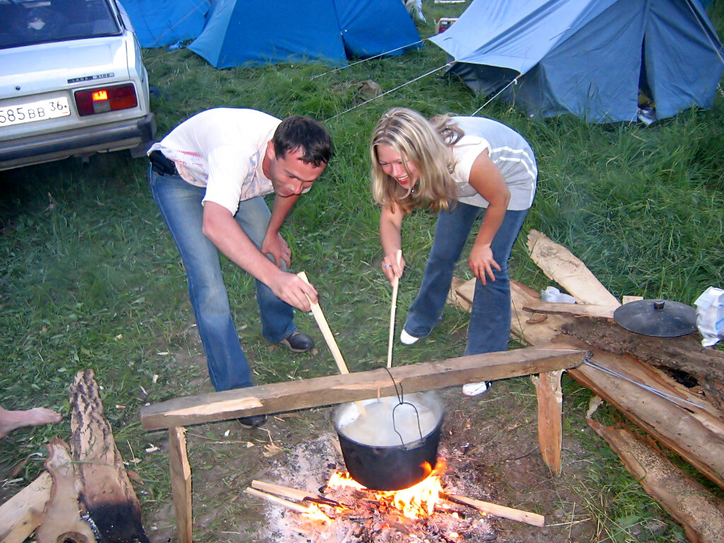Автор с помощницей дежурят по кухне. Лето 2005 года, более ранние фото с вылазок/пикников надо будет отсканировать.
