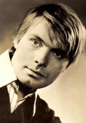  Еще будучи студентом, Видов получает приглашение на второстепенные роли в художественные ленты «Если ты не прав», «При исполнении служебных обязанностей» и «Я шагаю по Москве». Роли сами по себе незначительные, однако именно на съемках фильма "Я шагаю по Москве" молодое дарование приметил Владимир Басов, который и пригласил его на главную роль в картину "Метель", Олег Видов появился на экранах в главной роли – прапорщика Владимира.