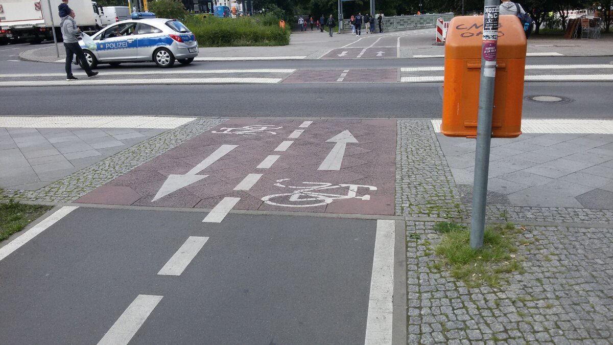 Обратите внимание, люк на полосе находится ровно посередине, чтоб колесами не наезжать