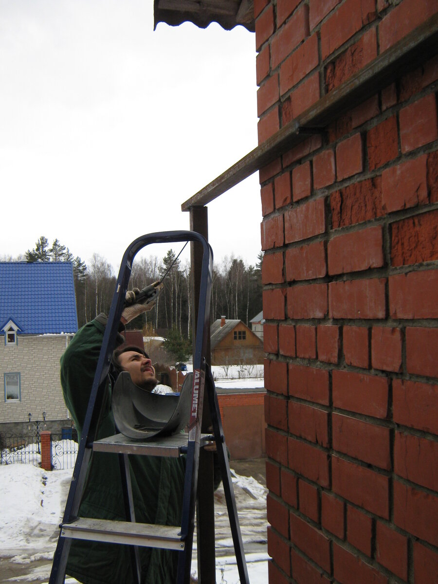 Первый опыт сварки. Нахватался "зайчиков". Три дня потом с компрессом на глазах лежал.