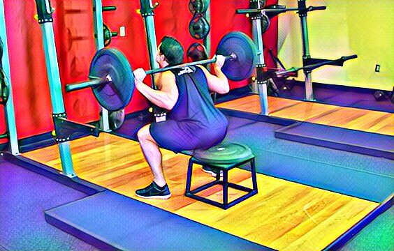 Описанное в статье упражнение является подводящим к полноценным приседаниям со штангой