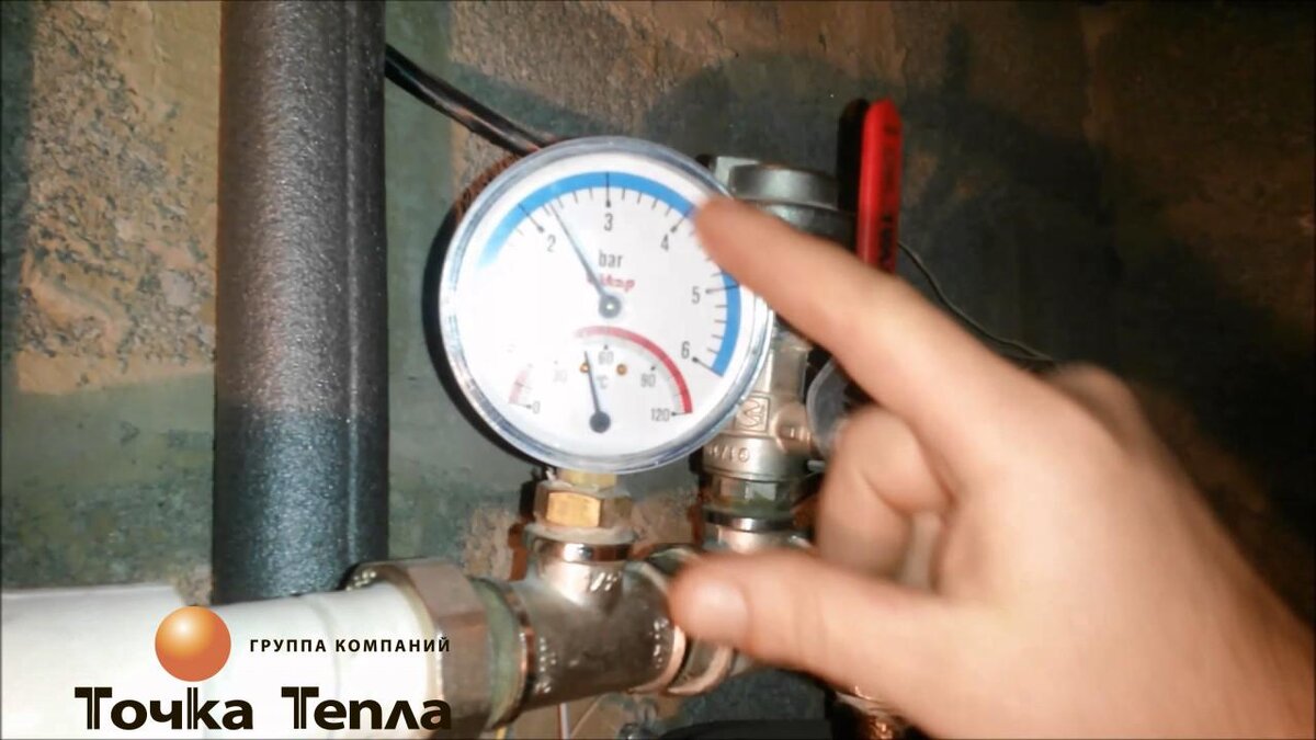 Измерение давления на манометре системы отопления