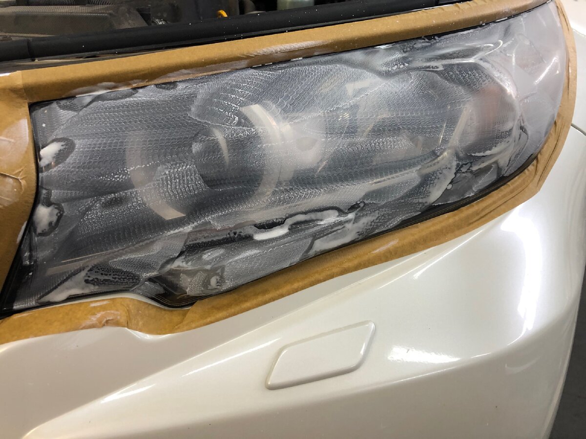 Зашлифовываем, градация наждака зависит от состояния фар, в этом случае использовали трезак 3000 и 6000.