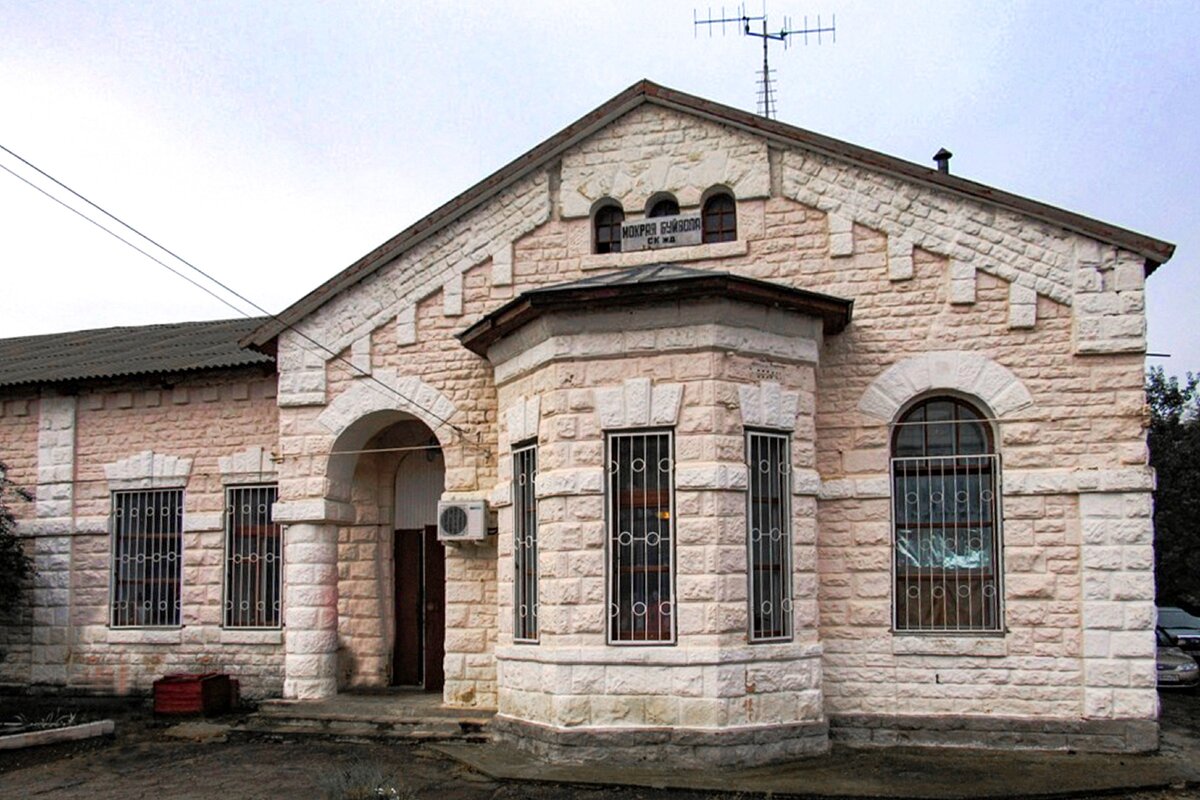 Вот так выглядит здание станции Мокрая Буйвола. Изображение Рогатой балки не нашлось.