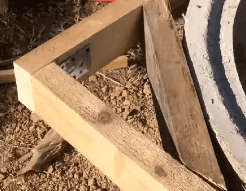 Деревянная крышка для колодца простой конструкции