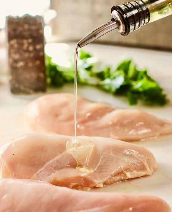 Натереть курицу маслом и обильно посыпать солью и перцем.Шаг 2.
