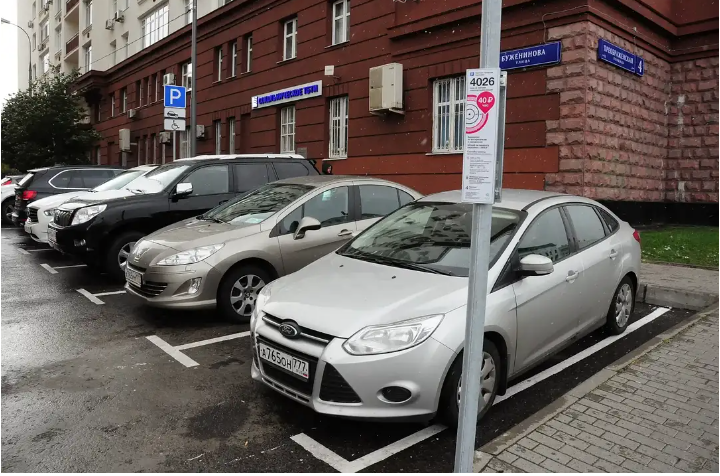 Автомобиль на парковке 