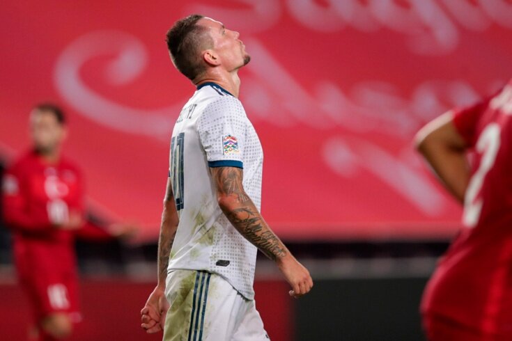 Если обратится к статистике нападающих, мы увидим следующую разницу:                         У Антона Заболотного в текущем сезоне  13 матчей 4 гола 1 голевая передача; У Александра Соболева в текущем сезоне 12 матчей 5 голов 1 голевая передача.