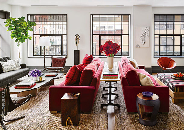 Гостиная. Бархатные диваны, RH. Между ними консоль, Ralph Lauren Home. Журнальный столик по дизайну Роберта Плуховски. Круглое кресло у окна, Garza Marfa. Придиванные столики, Blaxsand. Торшер, Ralph Lauren Home. На стене картина Пола Мурхауса и маска из Габона.