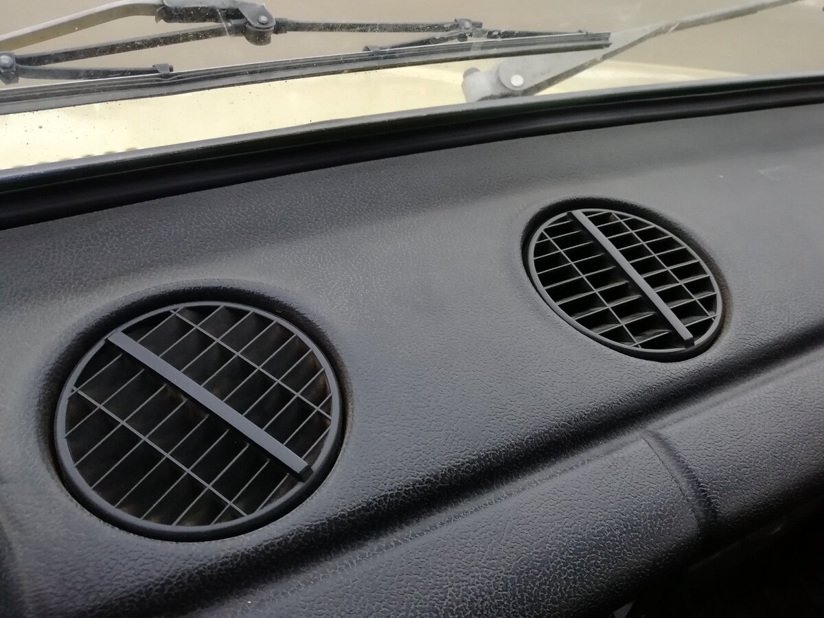 У Жигулей было по сути два дефлекторы на весь салон (плюс ноги). О равномерности прогрева не шло и речи. Спереди задыхались от жары и духоты, а сзади прохладно.