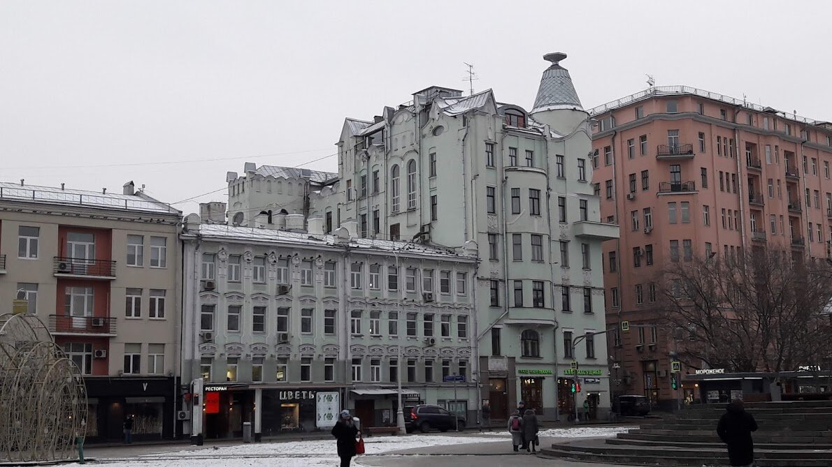 Четырехэтажное здание слева также принадлежало купцу Филатову. Оно было построено раньше "дома под рюмкой", в 1904 году, будущим автором московских "тучерезов" Эрнестом-Рихардом Нирнзее! У этих домов общий адрес: Остоженка, 3/14