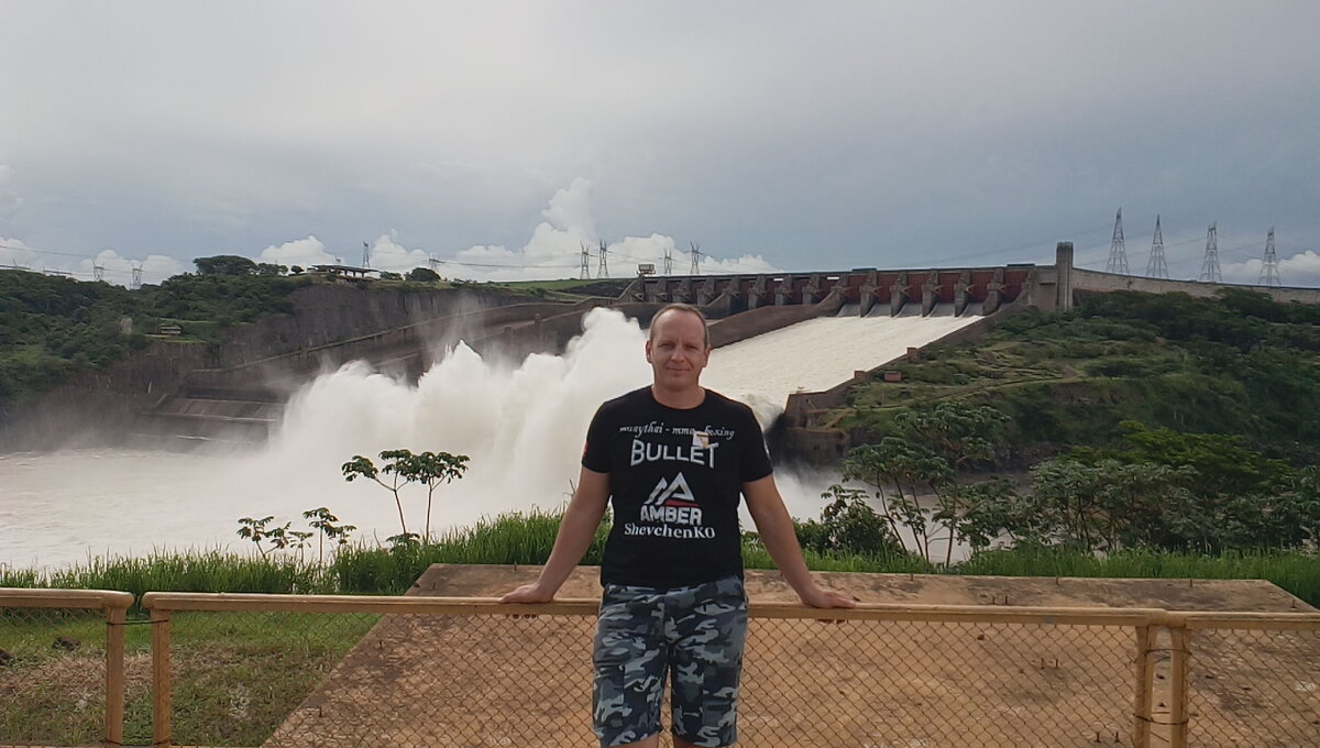 Водосброс на электростанции Итайпу