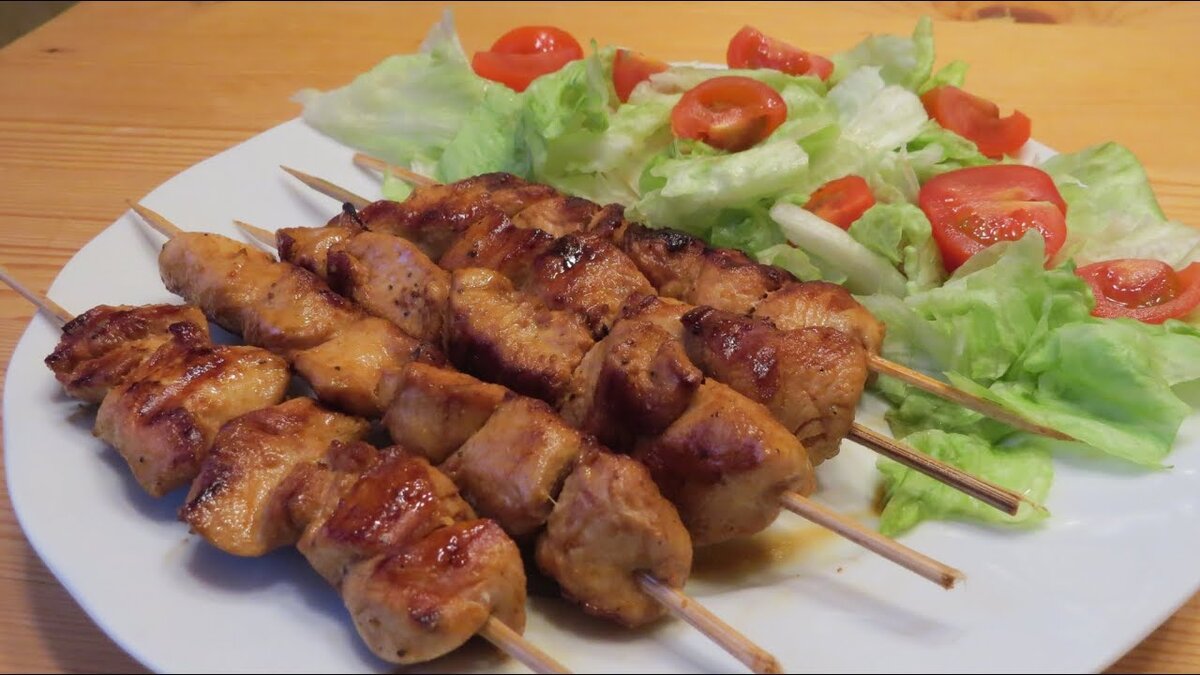 Шашлык из куриных грудок на сковороде. Шашлык из курицы. Шашлык из куриных грудок на сковороде. Куриный шашлычок на сковородке. Куриные шашлычки с кабачками.