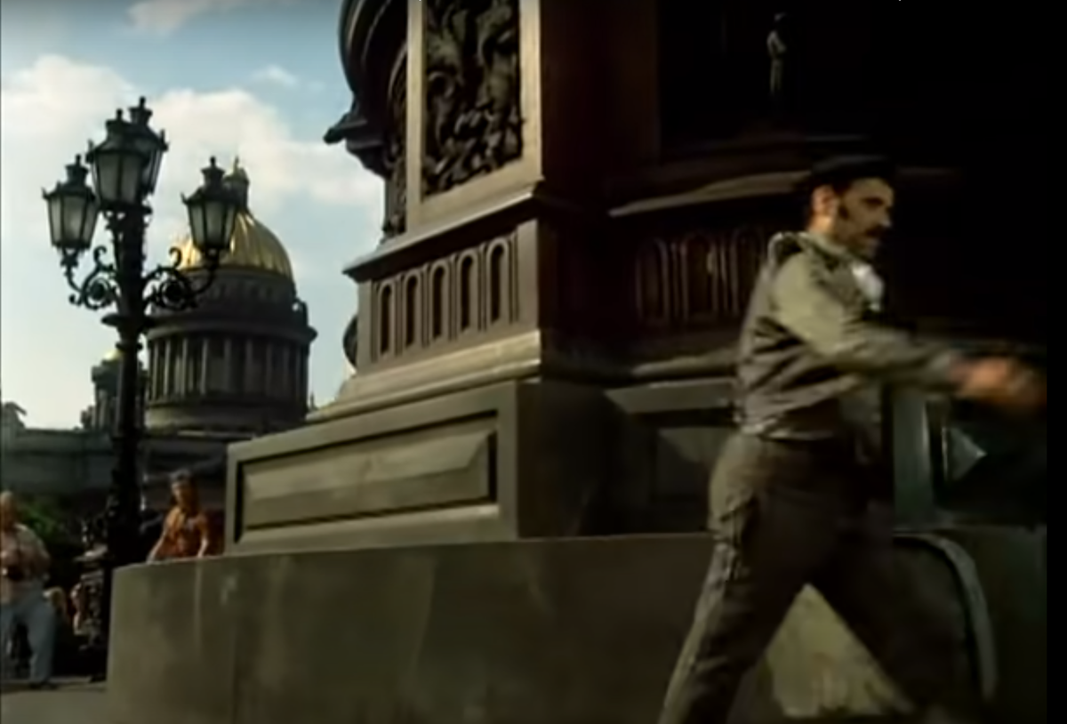 Возле памятника Николаю I мафиози пытается скрыться