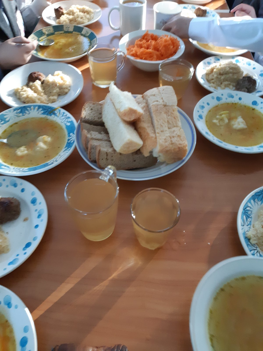 Фото автора. Обед для детей в школьной столовой.