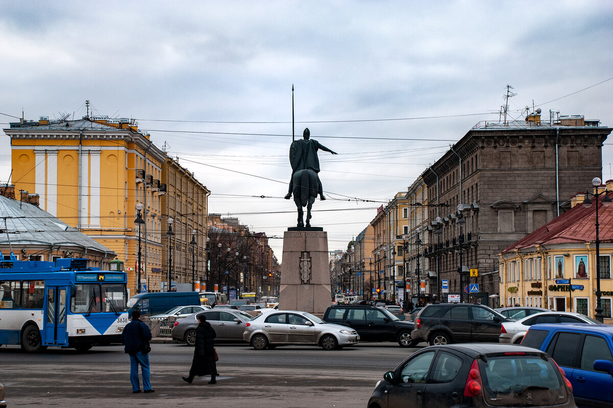 На улицах города жизнь кипит, но не как в Москве всё-таки...