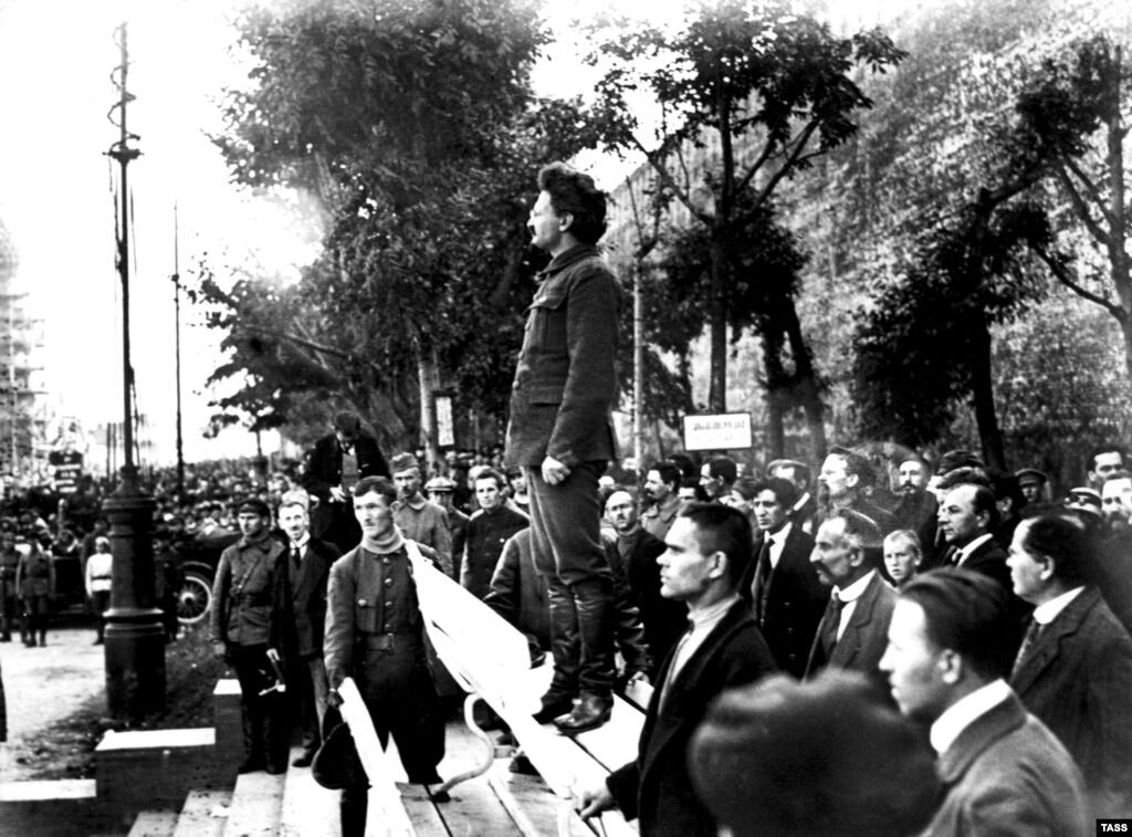 Выступление Троцкого на митинге