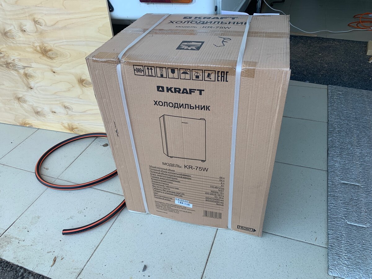 Вот такой холодильник я приобрел для своего "дома на колесах"