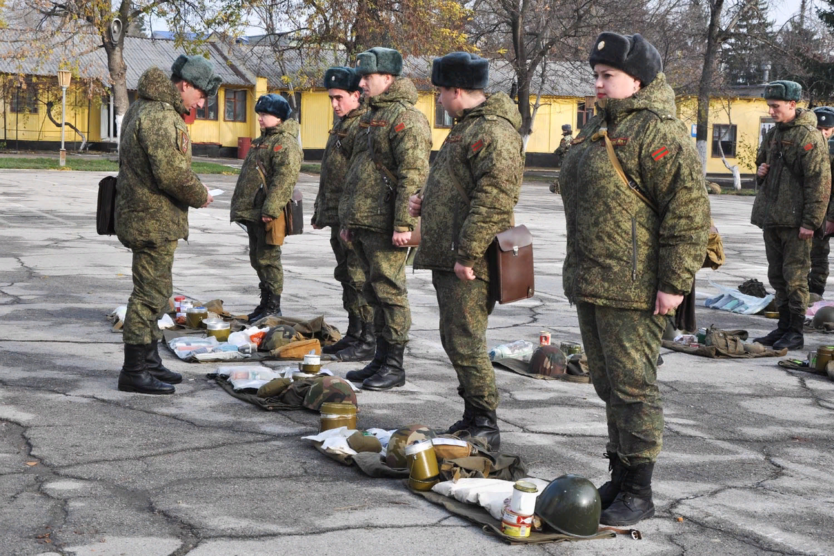 Строевой смотр. Строевой смотр в армии. Военнослужащие в части. Приднестровье воинская часть. Строевой смотр воинской части.