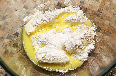 Яйцо взболтать вилкой в отдельной емкости, чтобы белок и желток перемешались. Затем добавить половину яйца к творогу. Перемешать.

