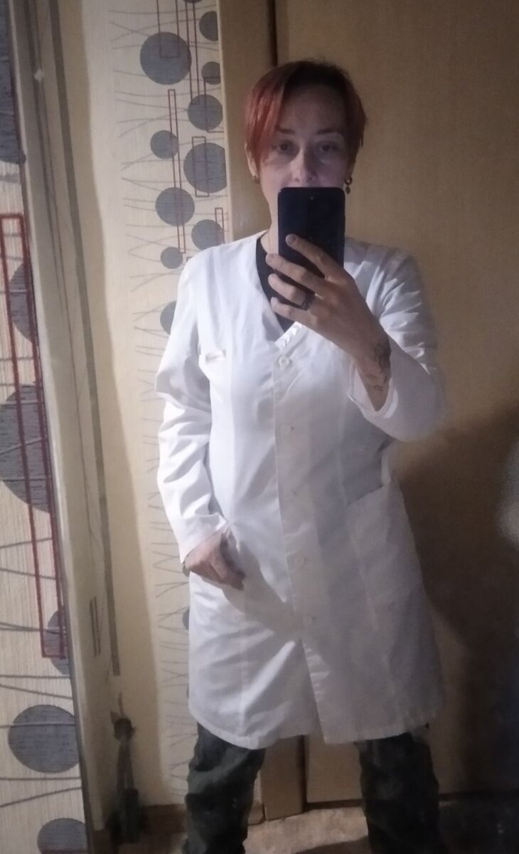 Вика примеряет мамину униформу, наследственную!