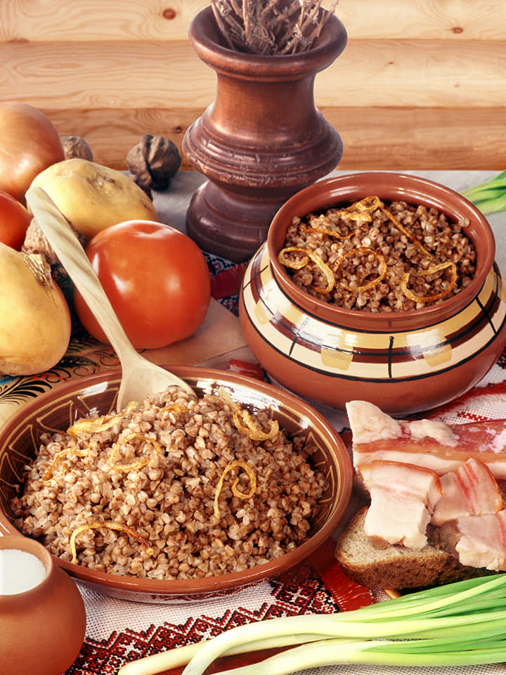 Русская кухня. Мясные блюда составляют небольшую часть рациона. Мало белка, много углеводов и жиров. Фото из интернета