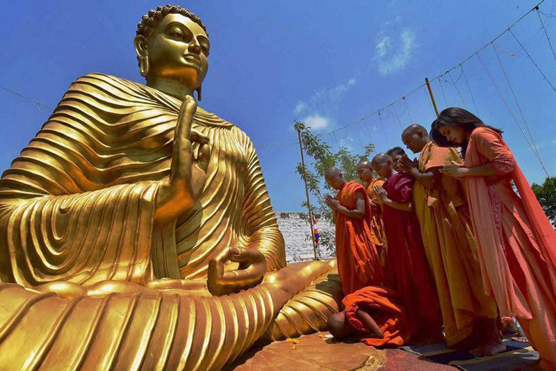 Буддистские праздники. Будда Пурнима. Будда Пурнима в Индии. Buddha Purnima 2022. Счастливый Будда.