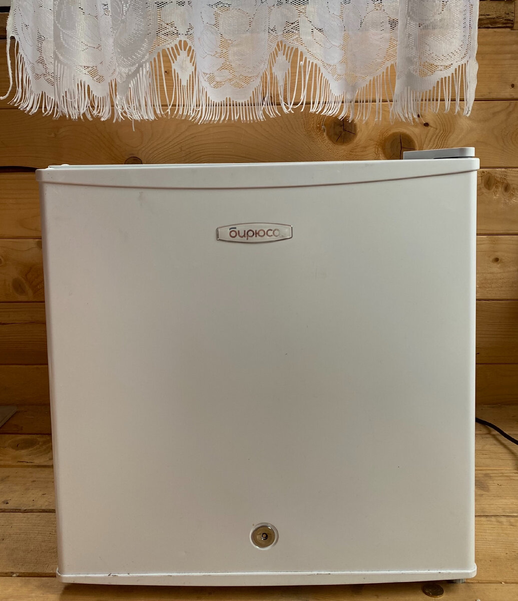 Холодильник даже запирается на ключ))