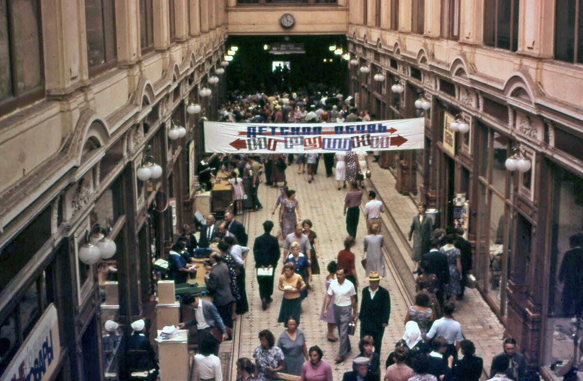 Торговый зал Пассажа. Советское время. Фото из открытых источников.