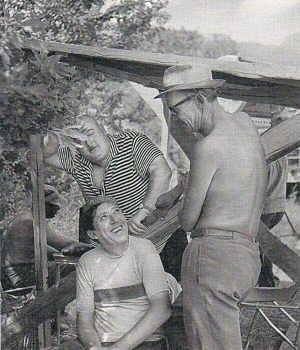 Служил в Ленинграде во время блокады. Сделал головокружительную карьеру, стал любимцем всего СССР. При этом, оставаясь настоящим человеком. Юрий Никулин – знаменитый актер цирка и кино.-17-3