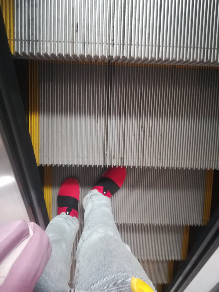 Чтобы зайти в магазины можно подняться по лестнице которая находится справа от меня, ну а я выбрала эскалатор🤫